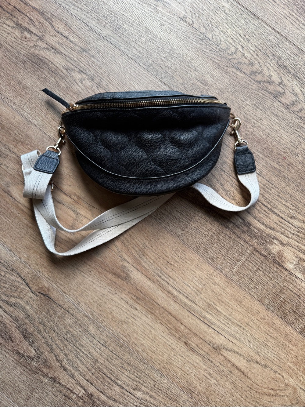 Universal Thread Black Quilted Crossbody Belt Bag with Cream Strap